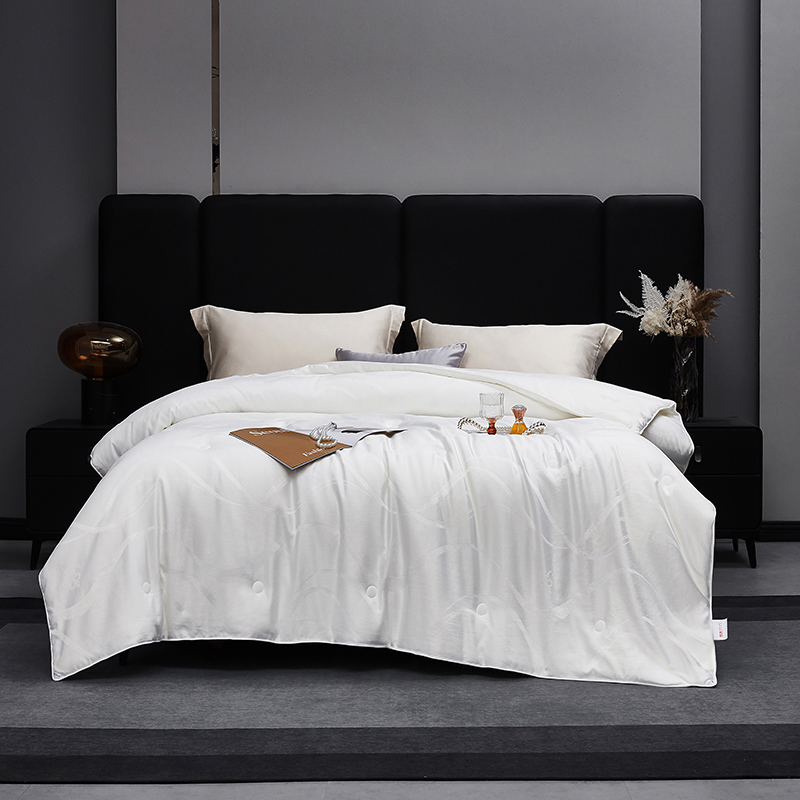 梦洁臻礼芳华醇享蚕丝四季被1010229106（单位：床） 本白色